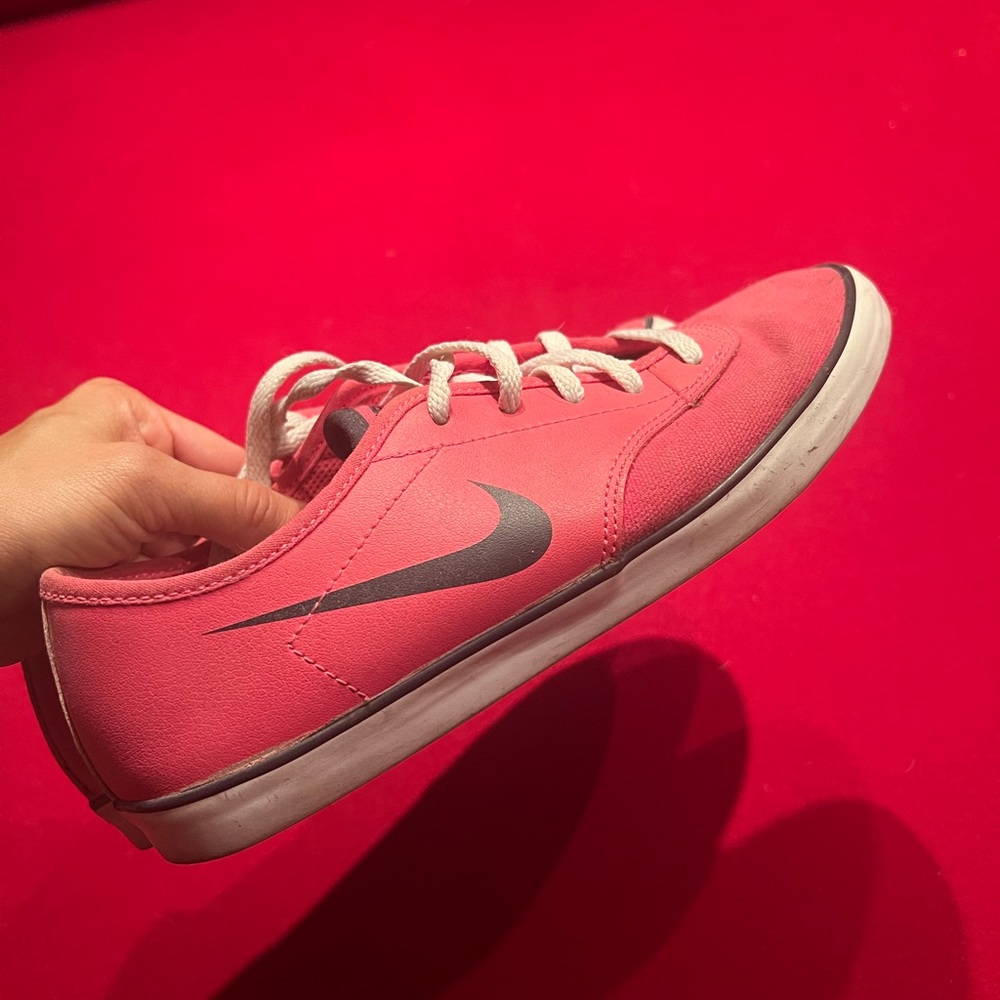 Nike fuchsia sneakers